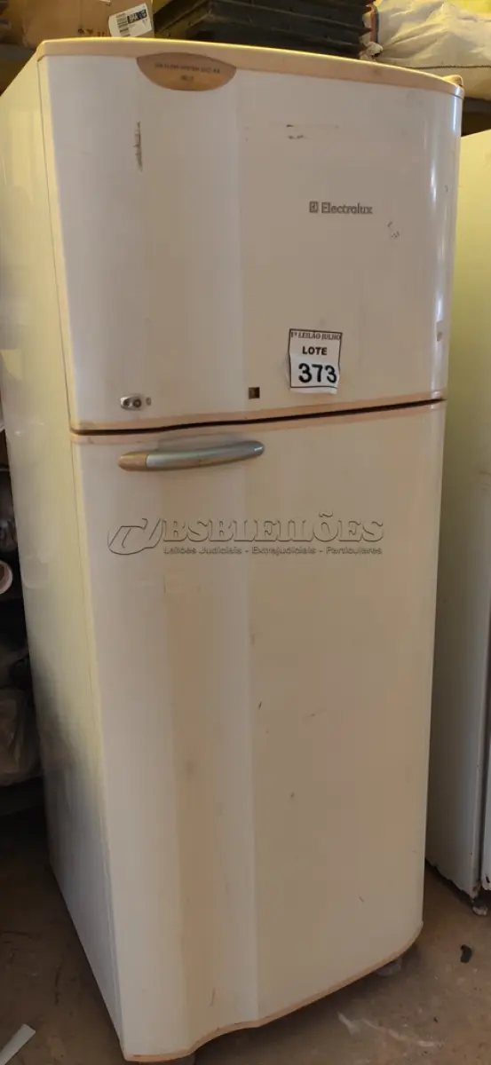 LOTE 373 - 01 GELADEIRA MARCA ELETROLUX 220V COM AVARIAS. (NO ESTADO) ATENÇÃO! FAZER A VISITAÇÃO ANTES DE ARREMATAR, NÃO SABEMOS SE FUNCIONA. LEILÃO NÃO TEM GARANTIA E NEM DEVOLUÇÃO, SUJEITO A POSSÍVEIS AVARIAS VISÍVEIS/OCULTAS E/OU AUSÊNCIA DE COMPONENTES.