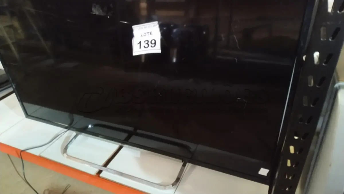 LOTE 139 - 01 TV LCD 55’’ MARCA SONY. (NO ESTADO) ATENÇÃO! FAZER A VISITAÇÃO ANTES DE ARREMATAR, NÃO SABEMOS SE FUNCIONA. LEILÃO NÃO TEM GARANTIA E NEM DEVOLUÇÃO, SUJEITO A POSSÍVEIS AVARIAS VISÍVEIS/OCULTAS E/OU AUSÊNCIA DE COMPONENTES.