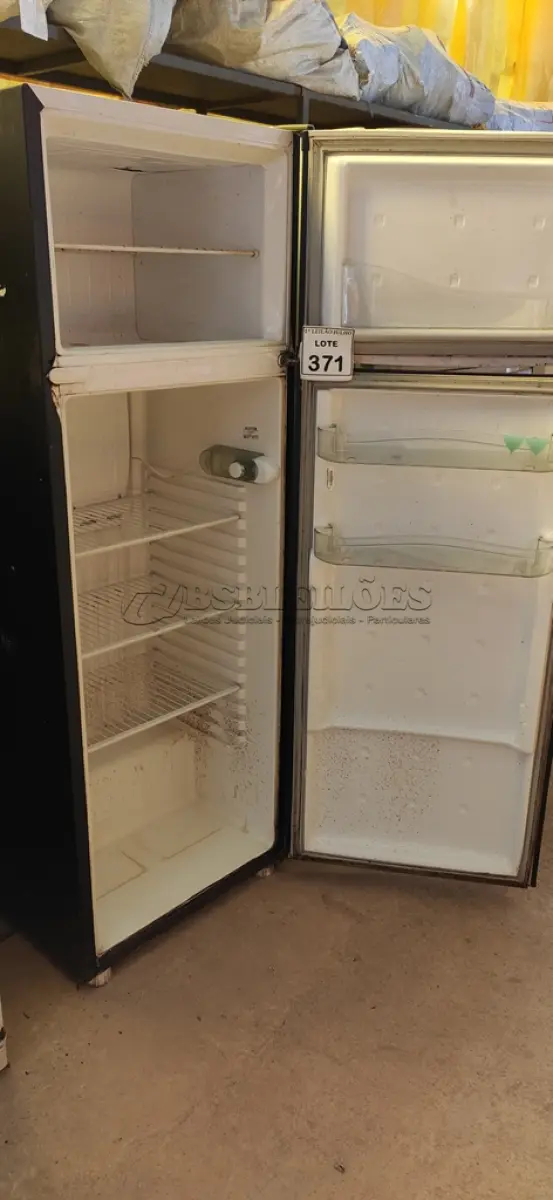 LOTE 371 - 01 GELADEIRA SEM MARCA APARENTE 220V COM AVARIAS. (NO ESTADO) ATENÇÃO! FAZER A VISITAÇÃO ANTES DE ARREMATAR, NÃO SABEMOS SE FUNCIONA. LEILÃO NÃO TEM GARANTIA E NEM DEVOLUÇÃO, SUJEITO A POSSÍVEIS AVARIAS VISÍVEIS/OCULTAS E/OU AUSÊNCIA DE COMPONENTES.