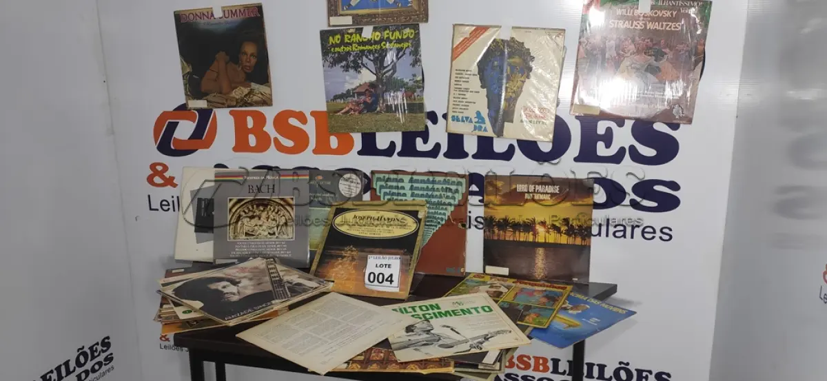 LOTE 004 - 01 LOTE COM VÁRIOS DISCOS DE VINIL.  (NO ESTADO) ATENÇÃO! FAZER A VISITAÇÃO ANTES DE ARREMATAR, NÃO SABEMOS SE FUNCIONA. LEILÃO NÃO TEM GARANTIA E NEM DEVOLUÇÃO, SUJEITO A POSSÍVEIS AVARIAS VISÍVEIS/OCULTAS E/OU AUSÊNCIA DE COMPONENTES.
