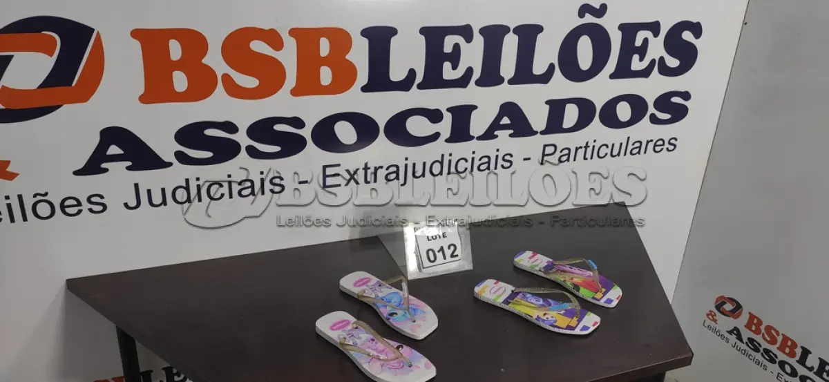 LOTE 012 - 02 PARES DE SANDÁLIAS HAVAIANAS MODELO FEMININO NUMERAÇÕES 37.  (NO ESTADO) ATENÇÃO! FAZER A VISITAÇÃO ANTES DE ARREMATAR, NÃO SABEMOS SE FUNCIONA. LEILÃO NÃO TEM GARANTIA E NEM DEVOLUÇÃO, SUJEITO A POSSÍVEIS AVARIAS VISÍVEIS/OCULTAS E/OU AUSÊNCIA DE COMPONENTES.