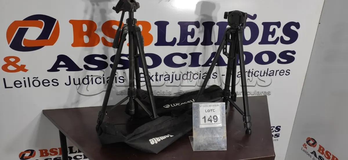 LOTE 149 - 02 TRIPÉS PARA CÂMERAS FOTOGRÁFICAS SENDO 01 MARCA LUCACELL E 01 MARCA TOMATE. (NO ESTADO) ATENÇÃO! FAZER A VISITAÇÃO ANTES DE ARREMATAR, NÃO SABEMOS SE FUNCIONA. LEILÃO NÃO TEM GARANTIA E NEM DEVOLUÇÃO, SUJEITO A POSSÍVEIS AVARIAS VISÍVEIS/OCULTAS E/OU AUSÊNCIA DE COMPONENTES.