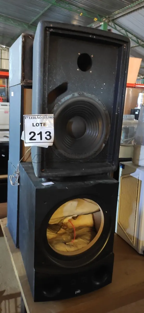 LOTE 213 - 04 CAIXAS DE SOM. (NO ESTADO) ATENÇÃO! FAZER A VISITAÇÃO ANTES DE ARREMATAR, NÃO SABEMOS SE FUNCIONA. LEILÃO NÃO TEM GARANTIA E NEM DEVOLUÇÃO, SUJEITO A POSSÍVEIS AVARIAS VISÍVEIS/OCULTAS E/OU AUSÊNCIA DE COMPONENTES.