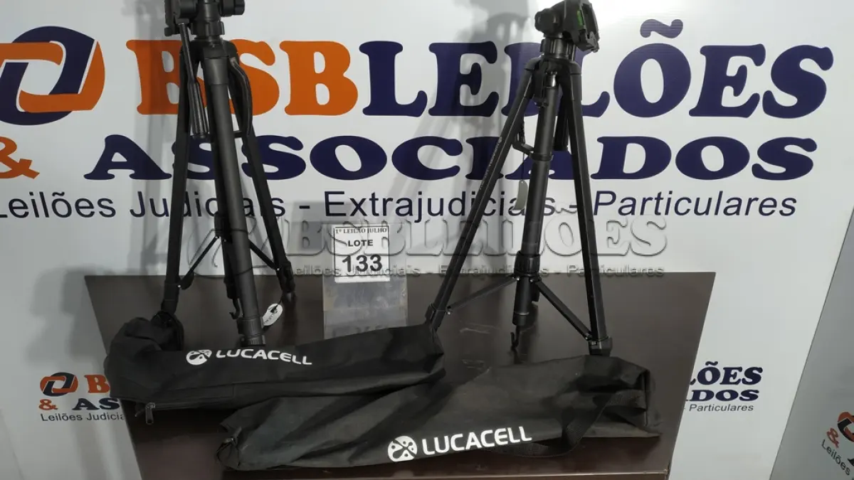 LOTE 133 - 02 TRIPÉS PARA CÂMERAS FOTOGRÁFICAS. (NO ESTADO) ATENÇÃO! FAZER A VISITAÇÃO ANTES DE ARREMATAR, NÃO SABEMOS SE FUNCIONA. LEILÃO NÃO TEM GARANTIA E NEM DEVOLUÇÃO, SUJEITO A POSSÍVEIS AVARIAS VISÍVEIS/OCULTAS E/OU AUSÊNCIA DE COMPONENTES.
