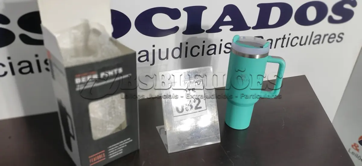 LOTE 082 - 01 COPO TÉRMICO STANLEY DE 1200ML NA COR AZUL. (NO ESTADO) ATENÇÃO! FAZER A VISITAÇÃO ANTES DE ARREMATAR, NÃO SABEMOS SE FUNCIONA. LEILÃO NÃO TEM GARANTIA E NEM DEVOLUÇÃO, SUJEITO A POSSÍVEIS AVARIAS VISÍVEIS/OCULTAS E/OU AUSÊNCIA DE COMPONENTES.