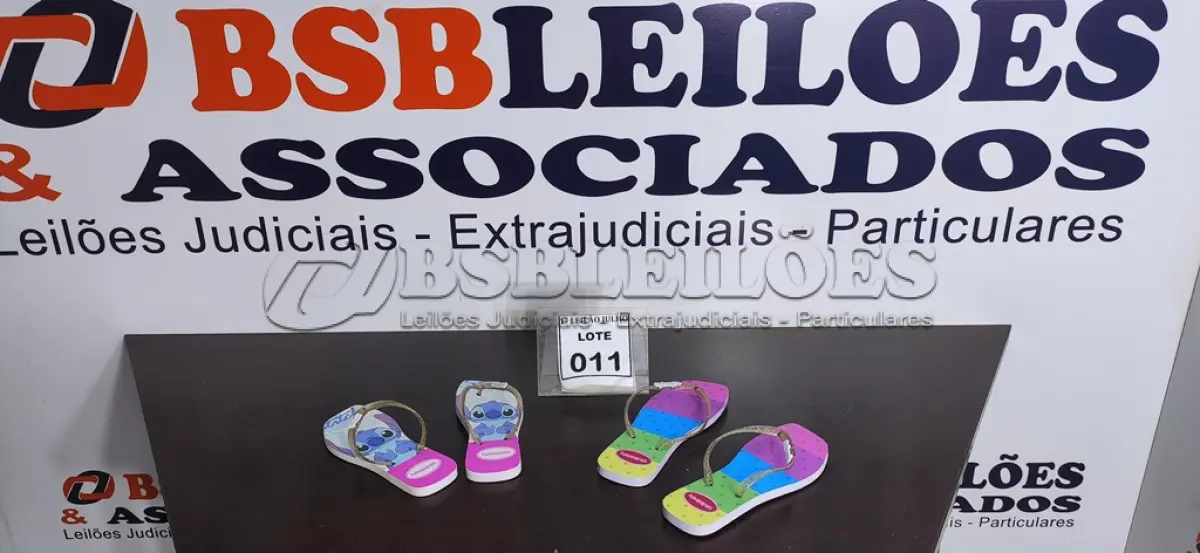 LOTE 011 - 02 PARES DE SANDÁLIAS HAVAIANAS MODELO FEMININO NUMERAÇÕES 33 E 37.  (NO ESTADO) ATENÇÃO! FAZER A VISITAÇÃO ANTES DE ARREMATAR, NÃO SABEMOS SE FUNCIONA. LEILÃO NÃO TEM GARANTIA E NEM DEVOLUÇÃO, SUJEITO A POSSÍVEIS AVARIAS VISÍVEIS/OCULTAS E/OU AUSÊNCIA DE COMPONENTES.