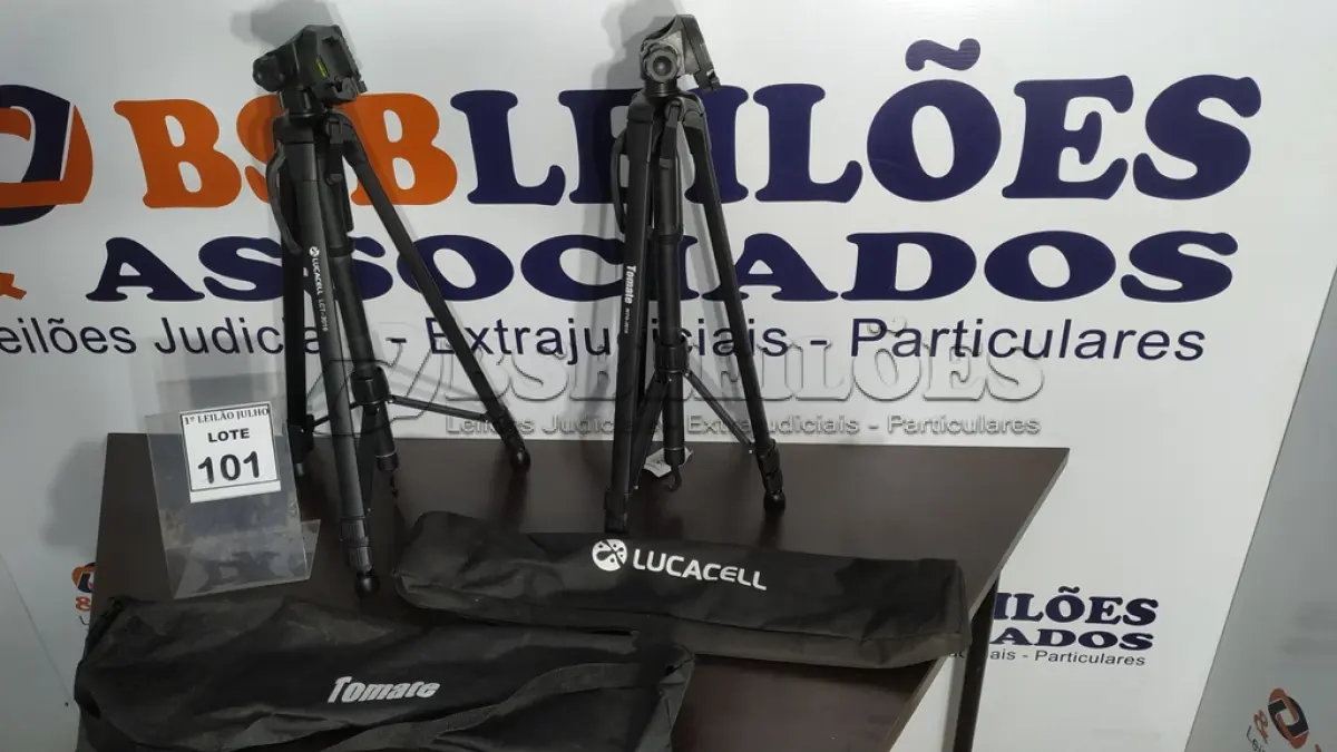 LOTE 101 - 02 TRIPÉS PARA CÂMERA MARCA TOMATE. (NO ESTADO) ATENÇÃO! FAZER A VISITAÇÃO ANTES DE ARREMATAR, NÃO SABEMOS SE FUNCIONA. LEILÃO NÃO TEM GARANTIA E NEM DEVOLUÇÃO, SUJEITO A POSSÍVEIS AVARIAS VISÍVEIS/OCULTAS E/OU AUSÊNCIA DE COMPONENTES.