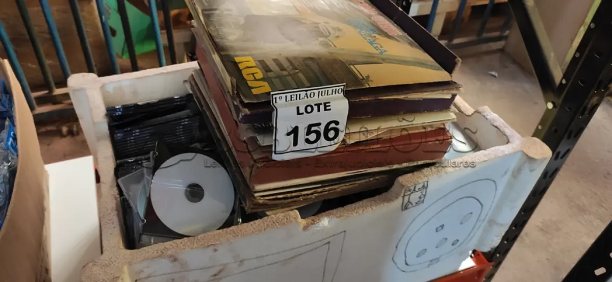 LOTE 156 - 01 LOTE COM GRANDE QUANTIDADE DE CD E DISCOS DE VINIL. (NO ESTADO) ATENÇÃO! FAZER A VISITAÇÃO ANTES DE ARREMATAR, NÃO SABEMOS SE FUNCIONA. LEILÃO NÃO TEM GARANTIA E NEM DEVOLUÇÃO, SUJEITO A POSSÍVEIS AVARIAS VISÍVEIS/OCULTAS E/OU AUSÊNCIA DE COMPONENTES.