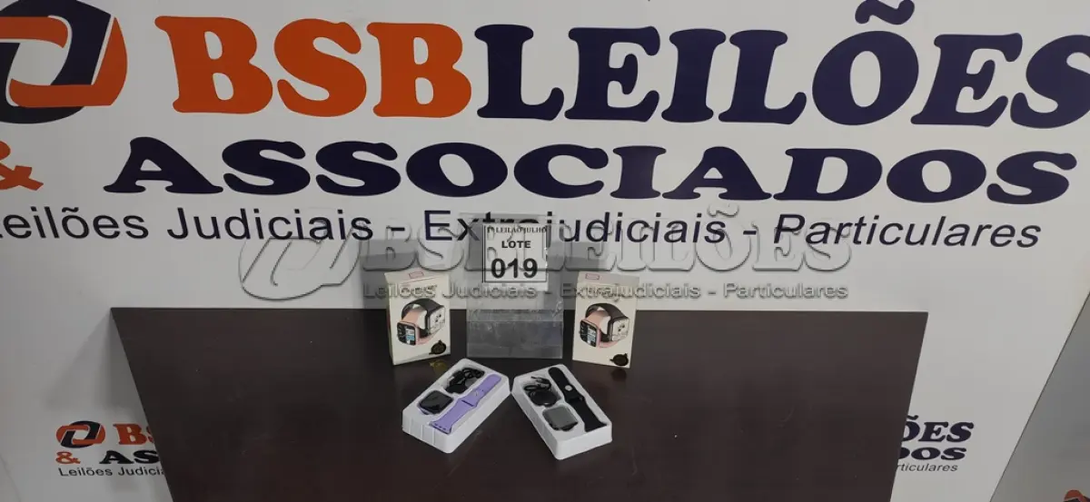 LOTE 019 - 02 RELÓGIOS SMART WATCH.  (NO ESTADO) ATENÇÃO! FAZER A VISITAÇÃO ANTES DE ARREMATAR, NÃO SABEMOS SE FUNCIONA. LEILÃO NÃO TEM GARANTIA E NEM DEVOLUÇÃO, SUJEITO A POSSÍVEIS AVARIAS VISÍVEIS/OCULTAS E/OU AUSÊNCIA DE COMPONENTES.