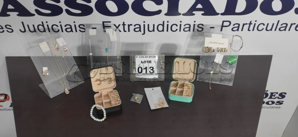 LOTE 013 - 01 LOTE COM DIVERSAS BIJUTERIAS. (NO ESTADO) ATENÇÃO! FAZER A VISITAÇÃO ANTES DE ARREMATAR, NÃO SABEMOS SE FUNCIONA. LEILÃO NÃO TEM GARANTIA E NEM DEVOLUÇÃO, SUJEITO A POSSÍVEIS AVARIAS VISÍVEIS/OCULTAS E/OU AUSÊNCIA DE COMPONENTES.