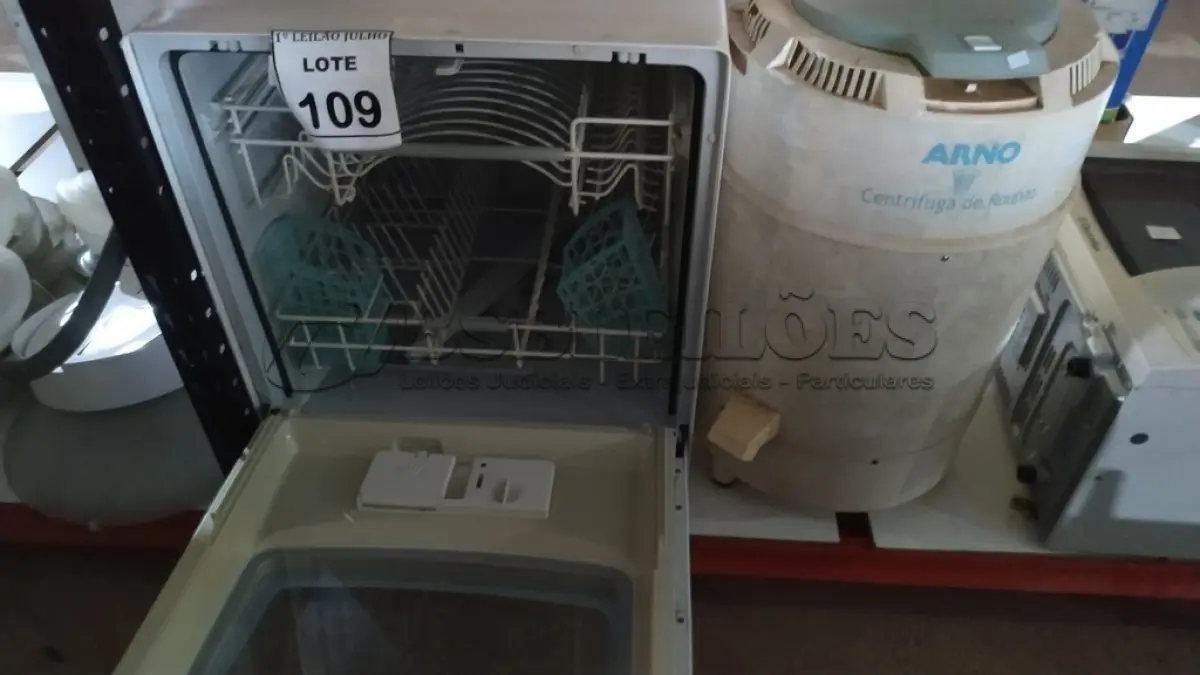 LOTE 109 - 01 LAVADORA DE LOUÇA MARCA BRASTEMP E 01 CENTRIFUGADOR DE ROUPA MARCA ARNO. (NO ESTADO) ATENÇÃO! FAZER A VISITAÇÃO ANTES DE ARREMATAR, NÃO SABEMOS SE FUNCIONA. LEILÃO NÃO TEM GARANTIA E NEM DEVOLUÇÃO, SUJEITO A POSSÍVEIS AVARIAS VISÍVEIS/OCULTAS E/OU AUSÊNCIA DE COMPONENTES.