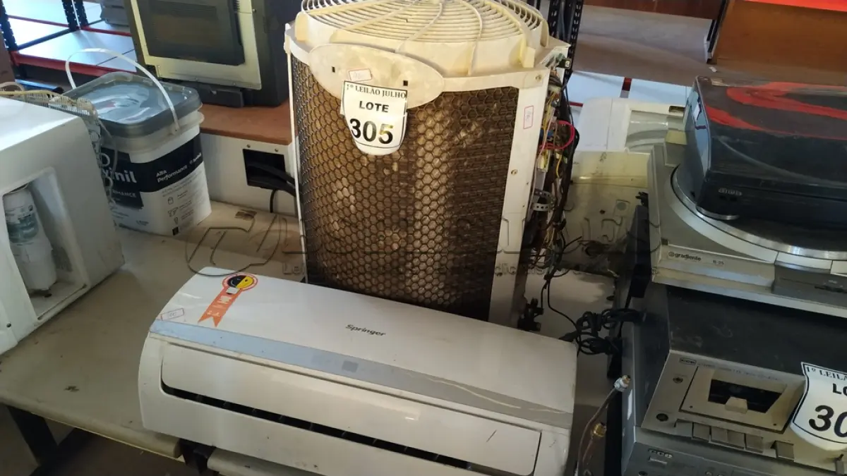 LOTE 305 - 01 CONDENSADORA, 01 AR CONDICIONADO TIPO SPLIT 9000 BTUS MARCA SPRINGER. (NO ESTADO) ATENÇÃO! FAZER A VISITAÇÃO ANTES DE ARREMATAR, NÃO SABEMOS SE FUNCIONA. LEILÃO NÃO TEM GARANTIA E NEM DEVOLUÇÃO, SUJEITO A POSSÍVEIS AVARIAS VISÍVEIS/OCULTAS E/OU AUSÊNCIA DE COMPONENTES.
