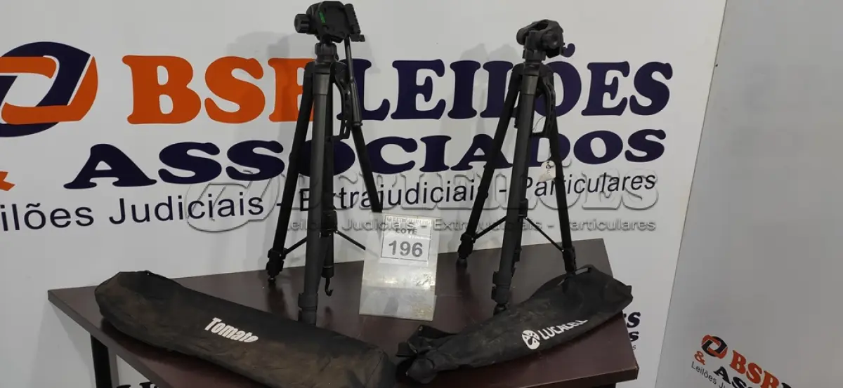 LOTE 196 - 02 TRIPÉS PARA CÂMERAS FOTOGRAFIAS SENDO 01 MARCA TOMATE E 01 MARCA LUCACELL. (NO ESTADO) ATENÇÃO! FAZER A VISITAÇÃO ANTES DE ARREMATAR, NÃO SABEMOS SE FUNCIONA. LEILÃO NÃO TEM GARANTIA E NEM DEVOLUÇÃO, SUJEITO A POSSÍVEIS AVARIAS VISÍVEIS/OCULTAS E/OU AUSÊNCIA DE COMPONENTES.