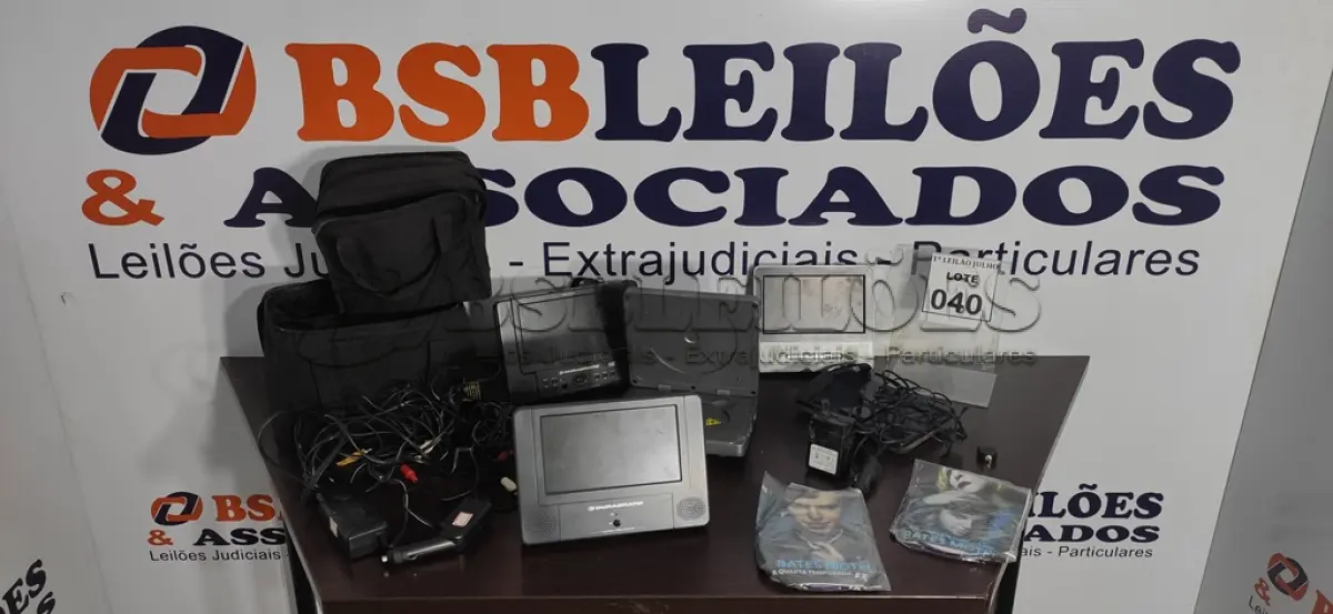 LOTE 040 - 02 DVDS PORTÁTEIS COM 02 TELAS E ACESSÓRIOS. (NO ESTADO) ATENÇÃO! FAZER A VISITAÇÃO ANTES DE ARREMATAR, NÃO SABEMOS SE FUNCIONA. LEILÃO NÃO TEM GARANTIA E NEM DEVOLUÇÃO, SUJEITO A POSSÍVEIS AVARIAS VISÍVEIS/OCULTAS E/OU AUSÊNCIA DE COMPONENTES.