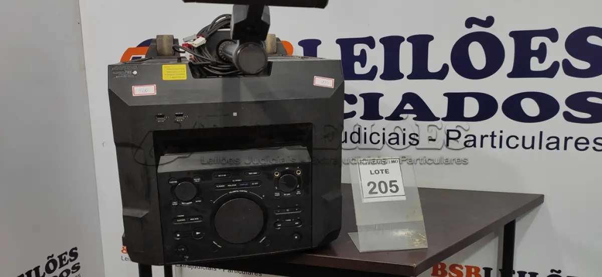 LOTE 205 - 01 CAIXA DE SOM MARCA SONNY COM RODINHA. (NO ESTADO) ATENÇÃO! FAZER A VISITAÇÃO ANTES DE ARREMATAR, NÃO SABEMOS SE FUNCIONA. LEILÃO NÃO TEM GARANTIA E NEM DEVOLUÇÃO, SUJEITO A POSSÍVEIS AVARIAS VISÍVEIS/OCULTAS E/OU AUSÊNCIA DE COMPONENTES.