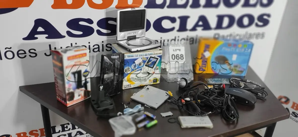 LOTE 068 - 01 PLAY TV USB, 01 DVD PORTÁTIL E 01 ANTENA PARA TV ABERTA.  (NO ESTADO) ATENÇÃO! FAZER A VISITAÇÃO ANTES DE ARREMATAR, NÃO SABEMOS SE FUNCIONA. LEILÃO NÃO TEM GARANTIA E NEM DEVOLUÇÃO, SUJEITO A POSSÍVEIS AVARIAS VISÍVEIS/OCULTAS E/OU AUSÊNCIA DE COMPONENTES.