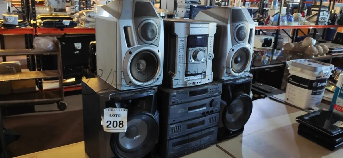 LOTE 208 - 02 APARELHOS DE SOM SENDO 01 MARCA SONY. (NO ESTADO) ATENÇÃO! FAZER A VISITAÇÃO ANTES DE ARREMATAR, NÃO SABEMOS SE FUNCIONA. LEILÃO NÃO TEM GARANTIA E NEM DEVOLUÇÃO, SUJEITO A POSSÍVEIS AVARIAS VISÍVEIS/OCULTAS E/OU AUSÊNCIA DE COMPONENTES.