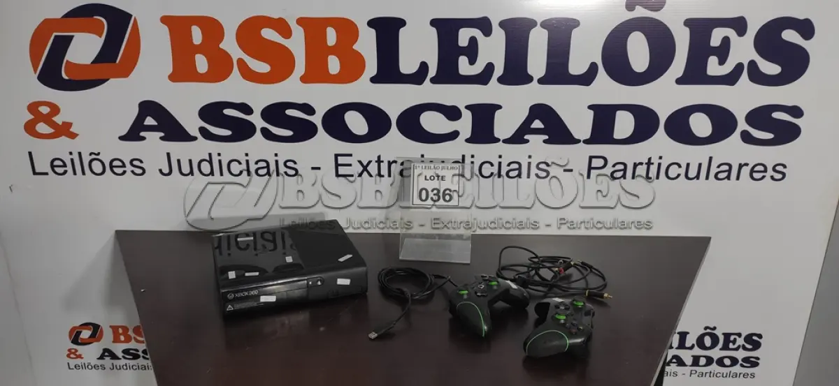 LOTE 036 - 01 XBOX COM 02 CONTROLES. (NO ESTADO) ATENÇÃO! FAZER A VISITAÇÃO ANTES DE ARREMATAR, NÃO SABEMOS SE FUNCIONA. LEILÃO NÃO TEM GARANTIA E NEM DEVOLUÇÃO, SUJEITO A POSSÍVEIS AVARIAS VISÍVEIS/OCULTAS E/OU AUSÊNCIA DE COMPONENTES.