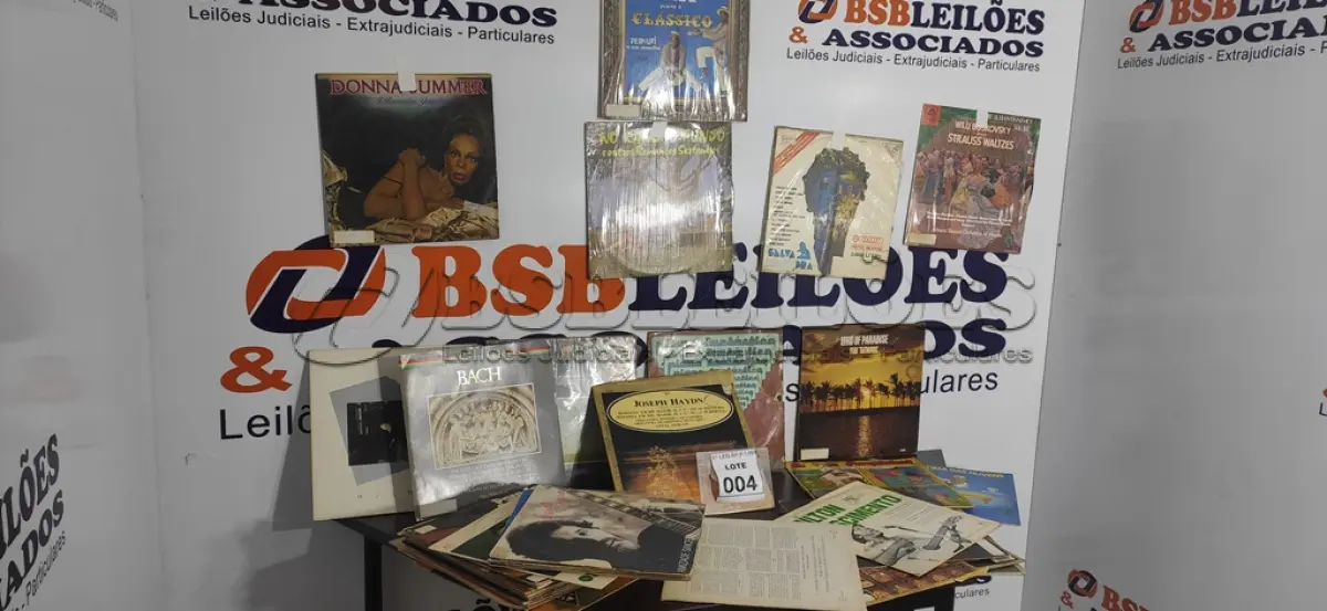 LOTE 004 - 01 LOTE COM VÁRIOS DISCOS DE VINIL.  (NO ESTADO) ATENÇÃO! FAZER A VISITAÇÃO ANTES DE ARREMATAR, NÃO SABEMOS SE FUNCIONA. LEILÃO NÃO TEM GARANTIA E NEM DEVOLUÇÃO, SUJEITO A POSSÍVEIS AVARIAS VISÍVEIS/OCULTAS E/OU AUSÊNCIA DE COMPONENTES.