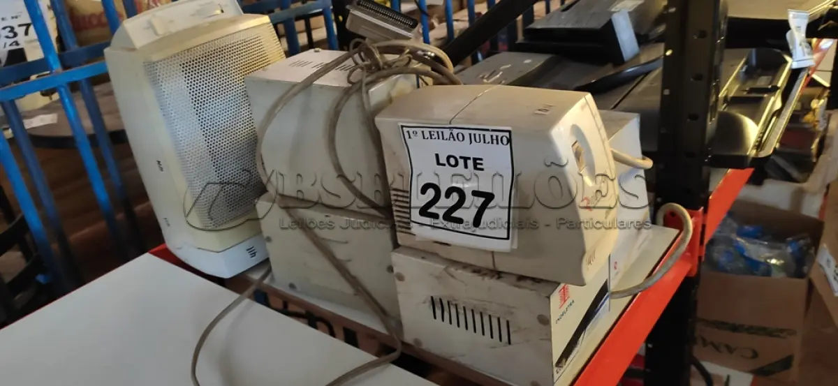 LOTE 227 - 05 TRANSFORMADORES, 01 CAIXA DE SOM E 01 ESTABILIZADOR. (NO ESTADO) ATENÇÃO! FAZER A VISITAÇÃO ANTES DE ARREMATAR, NÃO SABEMOS SE FUNCIONA. LEILÃO NÃO TEM GARANTIA E NEM DEVOLUÇÃO, SUJEITO A POSSÍVEIS AVARIAS VISÍVEIS/OCULTAS E/OU AUSÊNCIA DE COMPONENTES.
