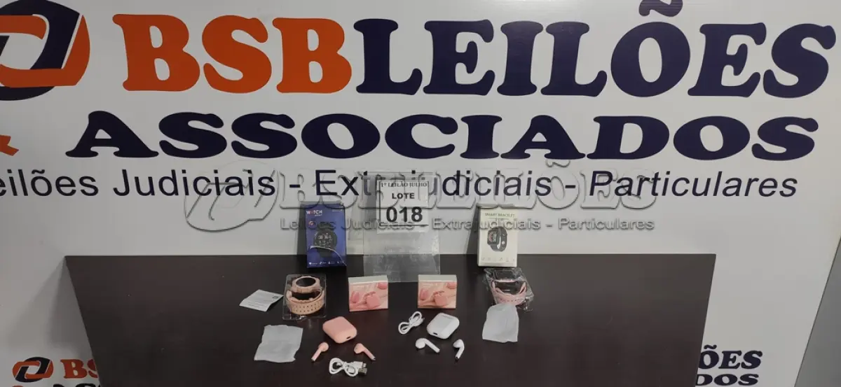 LOTE 018 - 02 FONES DE OUVIDO BLUETOOTH E 02 RELÓGIOS SMART WATCH.  (NO ESTADO) ATENÇÃO! FAZER A VISITAÇÃO ANTES DE ARREMATAR, NÃO SABEMOS SE FUNCIONA. LEILÃO NÃO TEM GARANTIA E NEM DEVOLUÇÃO, SUJEITO A POSSÍVEIS AVARIAS VISÍVEIS/OCULTAS E/OU AUSÊNCIA DE COMPONENTES.