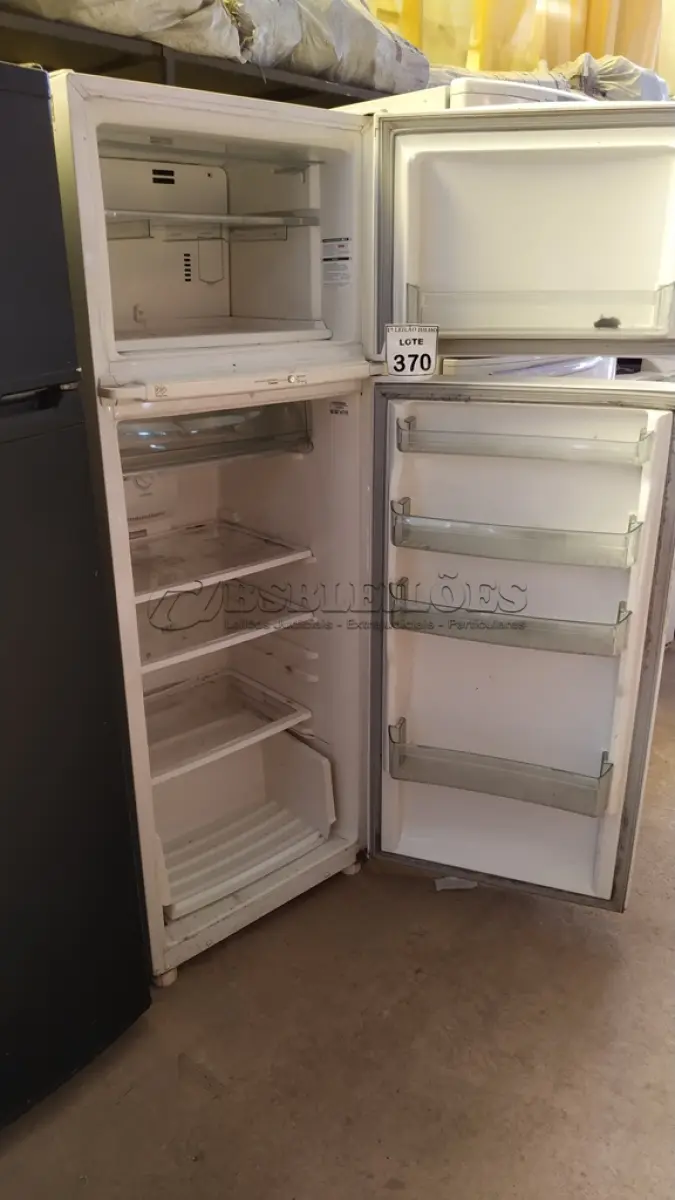 LOTE 370 - 01 GELADEIRA MARCA BRASTEMP 220V COM AVARIAS. (NO ESTADO) ATENÇÃO! FAZER A VISITAÇÃO ANTES DE ARREMATAR, NÃO SABEMOS SE FUNCIONA. LEILÃO NÃO TEM GARANTIA E NEM DEVOLUÇÃO, SUJEITO A POSSÍVEIS AVARIAS VISÍVEIS/OCULTAS E/OU AUSÊNCIA DE COMPONENTES.