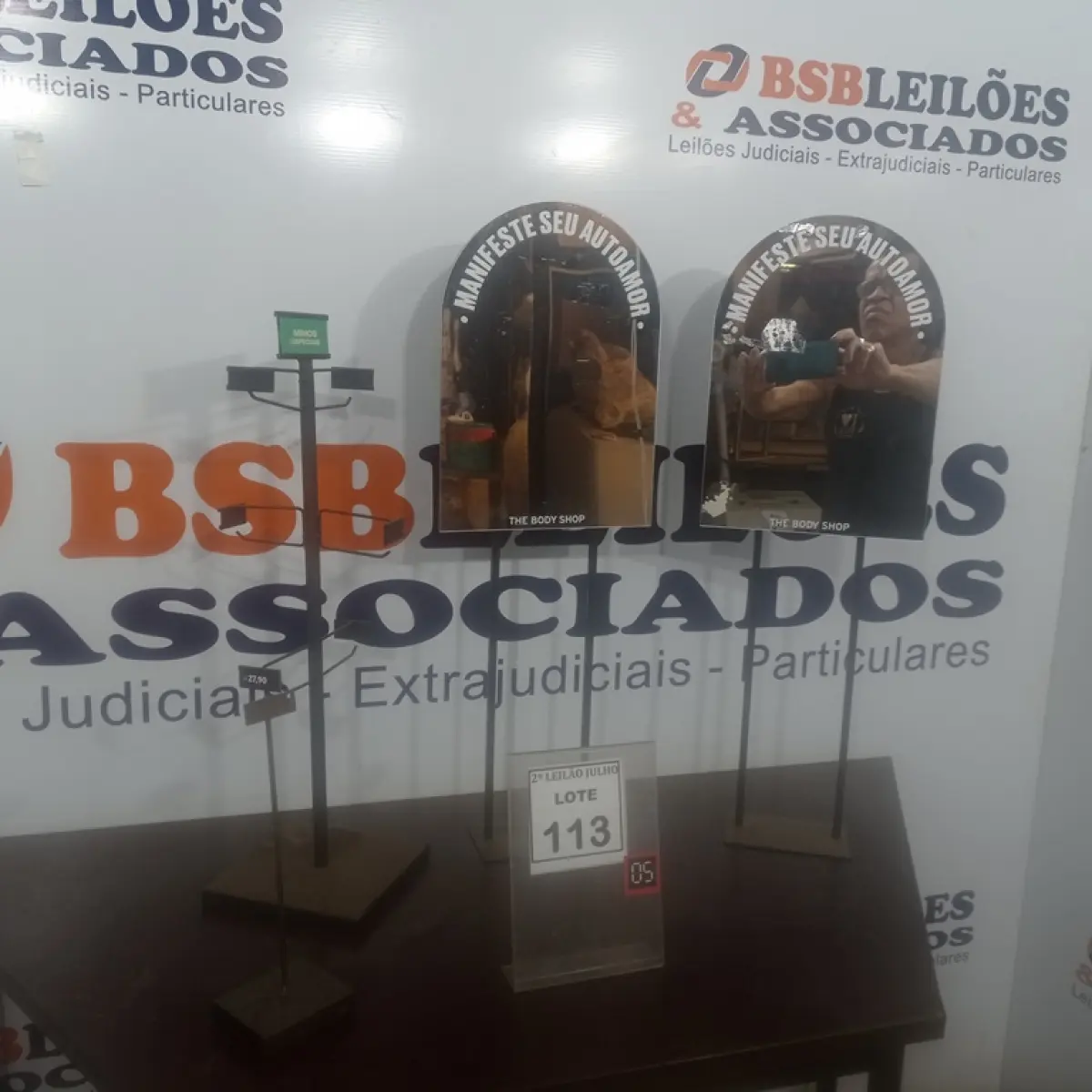 02 ESPELHOS E 01 MOSTRUÁRIO. (NO ESTADO) ATENÇÃO! FAZER A VISITAÇÃO ANTES DE ARREMATAR, NÃO SABEMOS SE FUNCIONA. LEILÃO NÃO TEM GARANTIA E NEM DEVOLUÇÃO, SUJEITO A POSSÍVEIS AVARIAS VISÍVEIS/OCULTAS E/OU AUSÊNCIA DE COMPONENTES.