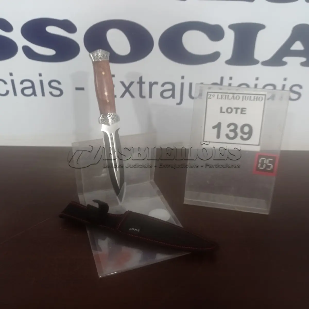 LOTE 139 - 01 PUNHAL IMPORTADO AÇO INOXIDÁVEL E CABO EM MADEIRA FULL TANG E BAINHA DE NYLON TAMANHO TOTAL 28CM PESO 288G. (NO ESTADO) ATENÇÃO! FAZER A VISITAÇÃO ANTES DE ARREMATAR, NÃO SABEMOS SE FUNCIONA. LEILÃO NÃO TEM GARANTIA E NEM DEVOLUÇÃO, SUJEITO A POSSÍVEIS AVARIAS VISÍVEIS/OCULTAS E/OU AUSÊNCIA DE COMPONENTES.