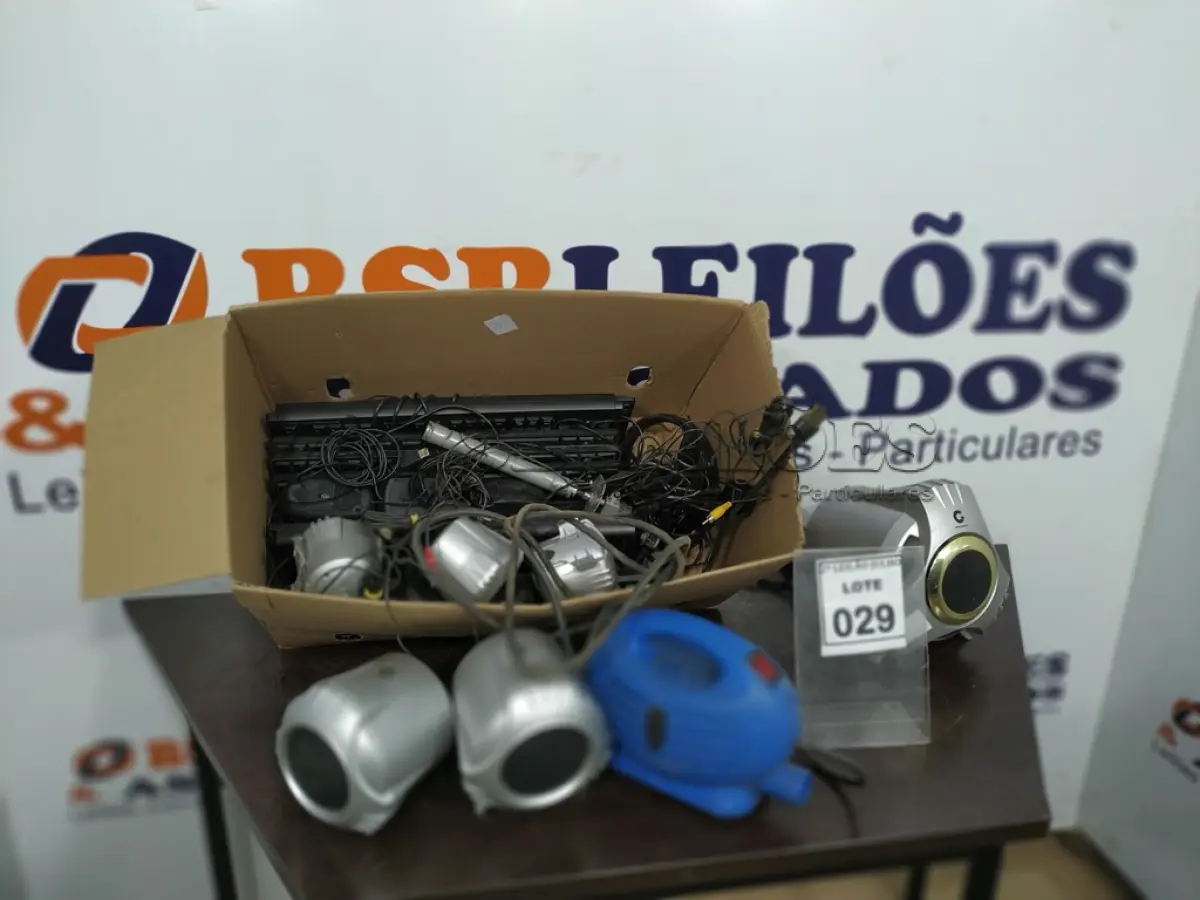 LOTE 029 - 01 PULVERIZADOR, 06 CAIXAS DE SOM E VÁRIOS HEADPHONES E TECLADOS PARA PC. (NO ESTADO) ATENÇÃO! FAZER A VISITAÇÃO ANTES DE ARREMATAR, NÃO SABEMOS SE FUNCIONA. LEILÃO NÃO TEM GARANTIA E NEM DEVOLUÇÃO, SUJEITO A POSSÍVEIS AVARIAS VISÍVEIS/OCULTAS E/OU AUSÊNCIA DE COMPONENTES.