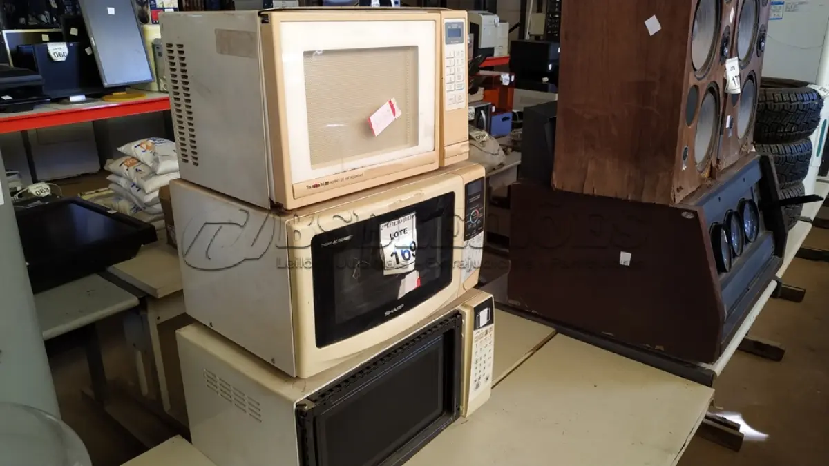 LOTE 169 - 03 MICRO-ONDAS DE MARCAS E MODELOS DIVERSOS PARA RETIRADA DE PEÇAS. (NO ESTADO) ATENÇÃO! FAZER A VISITAÇÃO ANTES DE ARREMATAR, NÃO SABEMOS SE FUNCIONA. LEILÃO NÃO TEM GARANTIA E NEM DEVOLUÇÃO, SUJEITO A POSSÍVEIS AVARIAS VISÍVEIS/OCULTAS E/OU AUSÊNCIA DE COMPONENTES.