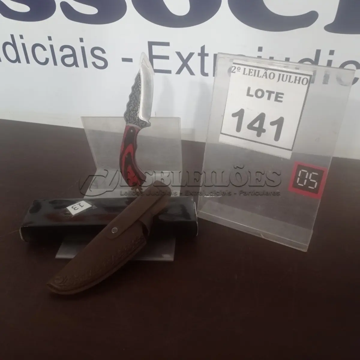 LOTE 141 - 01 FACA IMPORTADA AÇO INOXIDÁVEL, CABO EM MADEIRA FULL TANG, BAINHA DE NAPA TAMANHO TOTAL 20CM E PESO DE 180G JÁ AFIADA. (NO ESTADO) ATENÇÃO! FAZER A VISITAÇÃO ANTES DE ARREMATAR, NÃO SABEMOS SE FUNCIONA. LEILÃO NÃO TEM GARANTIA E NEM DEVOLUÇÃO, SUJEITO A POSSÍVEIS AVARIAS VISÍVEIS/OCULTAS E/OU AUSÊNCIA DE COMPONENTES.