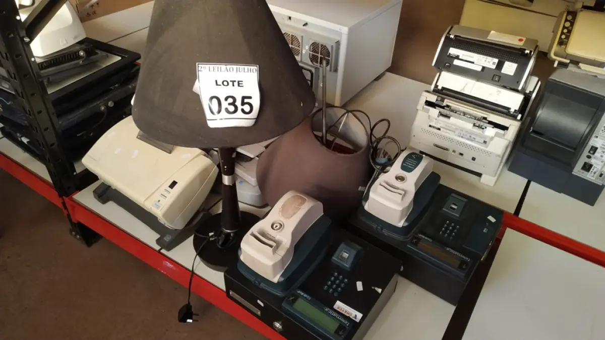 03 SCANNER’S MARCAS E MODELOS DIVERSOS, 02 ABAJURES, 02 RELÓGIOS DE PONTO TELEMÁTICA CODIN. (NO ESTADO) ATENÇÃO! FAZER A VISITAÇÃO ANTES DE ARREMATAR, NÃO SABEMOS SE FUNCIONA. LEILÃO NÃO TEM GARANTIA E NEM DEVOLUÇÃO, SUJEITO A POSSÍVEIS AVARIAS VISÍVEIS/OCULTAS E/OU AUSÊNCIA DE COMPONENTES.