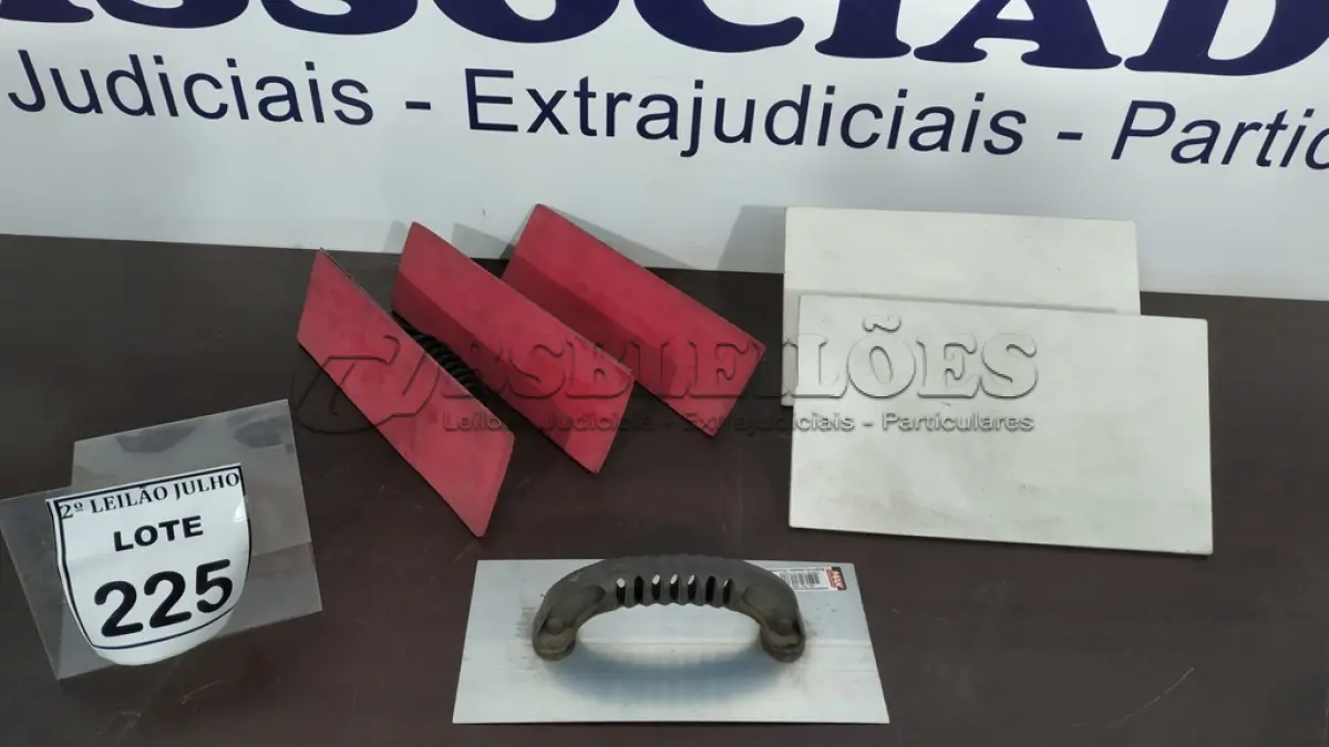 LOTE 225 - 02 DESEMPENADEIRAS COM EVA, 02 DESEMPENADEIRAS PLÁSTICAS E 01 DESEMPENADEIRA DE AÇO LISA. (NO ESTADO) ATENÇÃO! FAZER A VISITAÇÃO ANTES DE ARREMATAR, NÃO SABEMOS SE FUNCIONA. LEILÃO NÃO TEM GARANTIA E NEM DEVOLUÇÃO, SUJEITO A POSSÍVEIS AVARIAS VISÍVEIS/OCULTAS E/OU AUSÊNCIA DE COMPONENTES.