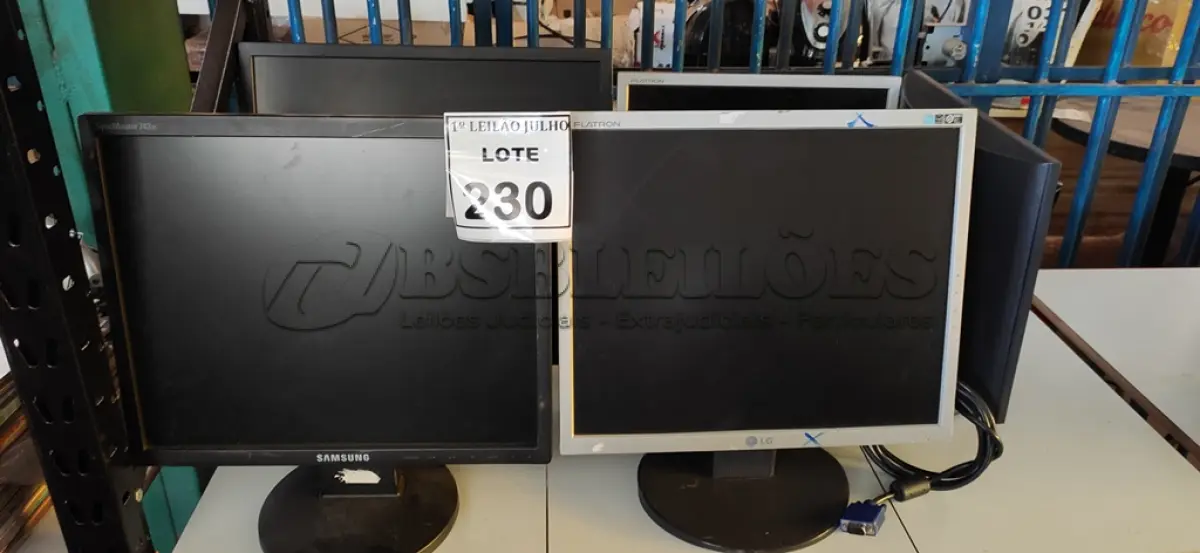 LOTE 230 - 07 MONITORES LCD DE MARCAS E MODELOS DIVERSOS. (NO ESTADO) ATENÇÃO! FAZER A VISITAÇÃO ANTES DE ARREMATAR, NÃO SABEMOS SE FUNCIONA. LEILÃO NÃO TEM GARANTIA E NEM DEVOLUÇÃO, SUJEITO A POSSÍVEIS AVARIAS VISÍVEIS/OCULTAS E/OU AUSÊNCIA DE COMPONENTES.