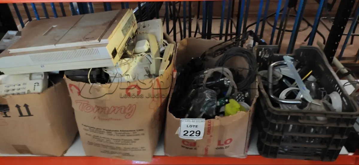LOTE 229 - 01 LOTE COM GRANDE QUANTIDADE DE APARELHOS DE TELEFONE, BASE DE LUMINÁRIA E PERIFÉRICOS DIVERSOS. (NO ESTADO) ATENÇÃO! FAZER A VISITAÇÃO ANTES DE ARREMATAR, NÃO SABEMOS SE FUNCIONA. LEILÃO NÃO TEM GARANTIA E NEM DEVOLUÇÃO, SUJEITO A POSSÍVEIS AVARIAS VISÍVEIS/OCULTAS E/OU AUSÊNCIA DE COMPONENTES.
