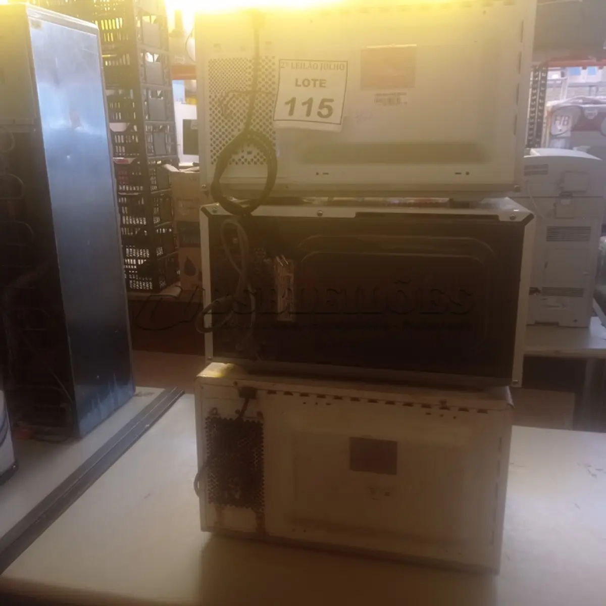LOTE 115 - 03 MICRO-ONDAS DE MARCAS E MODELOS DIVERSOS. (NO ESTADO) ATENÇÃO! FAZER A VISITAÇÃO ANTES DE ARREMATAR, NÃO SABEMOS SE FUNCIONA. LEILÃO NÃO TEM GARANTIA E NEM DEVOLUÇÃO, SUJEITO A POSSÍVEIS AVARIAS VISÍVEIS/OCULTAS E/OU AUSÊNCIA DE COMPONENTES.