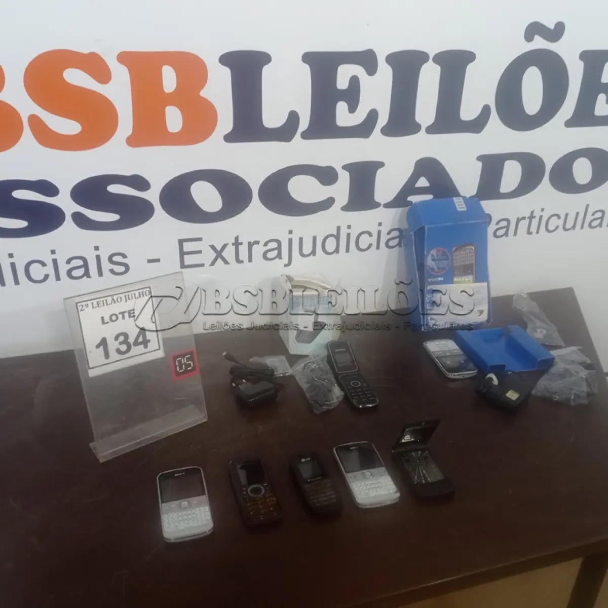 LOTE 134 - 06 APARELHOS CELULARES DE TECLAS MARCAS E MODELOS DIVERSOS. (NO ESTADO) ATENÇÃO! FAZER A VISITAÇÃO ANTES DE ARREMATAR, NÃO SABEMOS SE FUNCIONA. LEILÃO NÃO TEM GARANTIA E NEM DEVOLUÇÃO, SUJEITO A POSSÍVEIS AVARIAS VISÍVEIS/OCULTAS E/OU AUSÊNCIA DE COMPONENTES.
