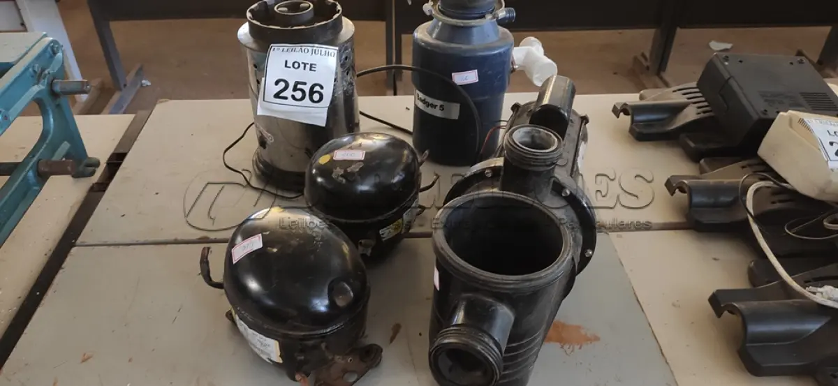 LOTE 256 - 02 MOTORES DE GELADEIRA, 01 BASE DE LIQUIDIFICADOR INDUSTRIAL, 01 TRITURADOR DE RESÍDUOS E 01 SUCATA DE BOMBA D’AGUA. (NO ESTADO) ATENÇÃO! FAZER A VISITAÇÃO ANTES DE ARREMATAR, NÃO SABEMOS SE FUNCIONA. LEILÃO NÃO TEM GARANTIA E NEM DEVOLUÇÃO, SUJEITO A POSSÍVEIS AVARIAS VISÍVEIS/OCULTAS E/OU AUSÊNCIA DE COMPONENTES.