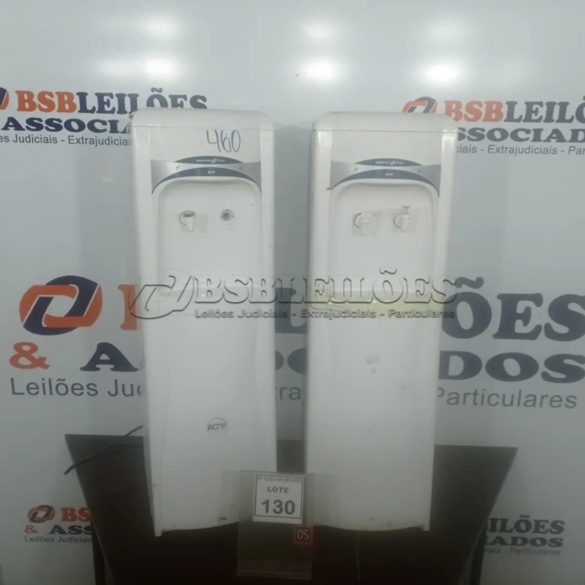LOTE 130 - 02 BEBEDOUROS PARA GARRAFÃO. (NO ESTADO) ATENÇÃO! FAZER A VISITAÇÃO ANTES DE ARREMATAR, NÃO SABEMOS SE FUNCIONA. LEILÃO NÃO TEM GARANTIA E NEM DEVOLUÇÃO, SUJEITO A POSSÍVEIS AVARIAS VISÍVEIS/OCULTAS E/OU AUSÊNCIA DE COMPONENTES.