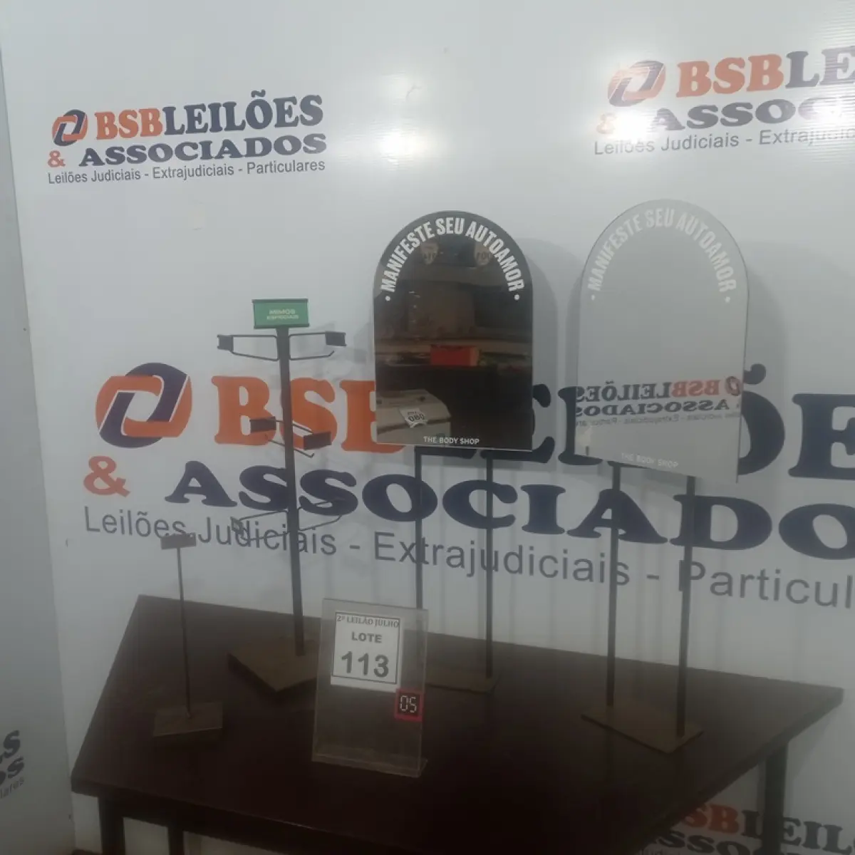 02 ESPELHOS E 01 MOSTRUÁRIO. (NO ESTADO) ATENÇÃO! FAZER A VISITAÇÃO ANTES DE ARREMATAR, NÃO SABEMOS SE FUNCIONA. LEILÃO NÃO TEM GARANTIA E NEM DEVOLUÇÃO, SUJEITO A POSSÍVEIS AVARIAS VISÍVEIS/OCULTAS E/OU AUSÊNCIA DE COMPONENTES.