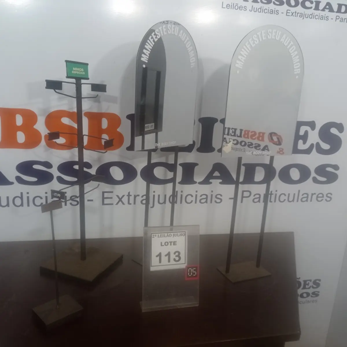 02 ESPELHOS E 01 MOSTRUÁRIO. (NO ESTADO) ATENÇÃO! FAZER A VISITAÇÃO ANTES DE ARREMATAR, NÃO SABEMOS SE FUNCIONA. LEILÃO NÃO TEM GARANTIA E NEM DEVOLUÇÃO, SUJEITO A POSSÍVEIS AVARIAS VISÍVEIS/OCULTAS E/OU AUSÊNCIA DE COMPONENTES.