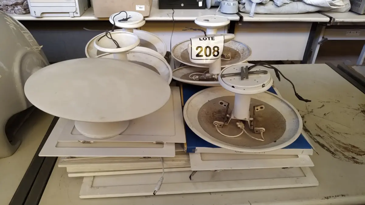 01 LOTE COM VÁRIAS LUMINÁRIAS DE EMBUTIR MODELOS DIVERSOS. (NO ESTADO) ATENÇÃO! FAZER A VISITAÇÃO ANTES DE ARREMATAR, NÃO SABEMOS SE FUNCIONA, LEILÃO NÃO TEM GARANTIA E NEM DEVOLUÇÃO, SUJEITO A POSSÍVEIS AVARIAS VISÍVEIS/OCULTAS E/OU AUSÊNCIA DE COMPONENTES.