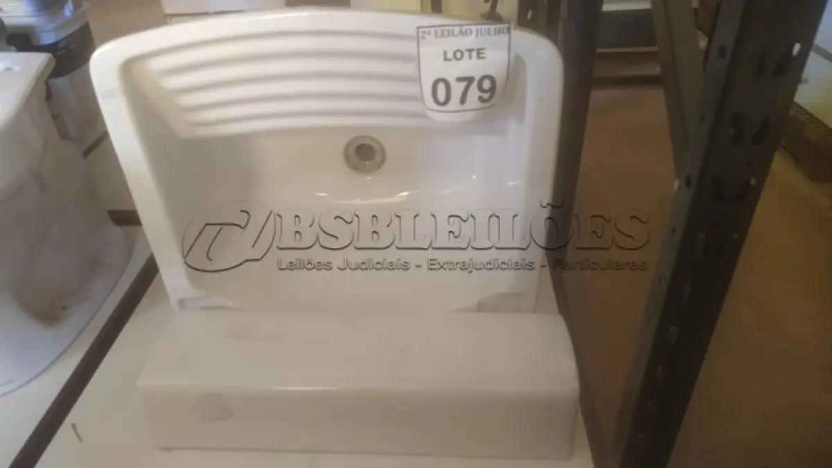 LOTE 079 - 01 TANQUE COM COLUNA. (NO ESTADO) ATENÇÃO! FAZER A VISITAÇÃO ANTES DE ARREMATAR, NÃO SABEMOS SE FUNCIONA. LEILÃO NÃO TEM GARANTIA E NEM DEVOLUÇÃO, SUJEITO A POSSÍVEIS AVARIAS VISÍVEIS/OCULTAS E/OU AUSÊNCIA DE COMPONENTES.