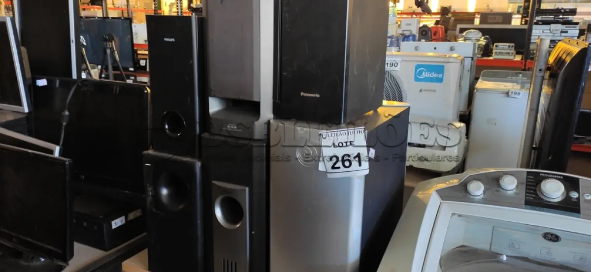 LOTE 261 - 01 DVD HOME THEATER E 06 CAIXAS DE SOM PARA HOME THEATER DE MARCAS E MODELOS DIVERSOS. (NO ESTADO) ATENÇÃO! FAZER A VISITAÇÃO ANTES DE ARREMATAR, NÃO SABEMOS SE FUNCIONA. LEILÃO NÃO TEM GARANTIA E NEM DEVOLUÇÃO, SUJEITO A POSSÍVEIS AVARIAS VISÍVEIS/OCULTAS E/OU AUSÊNCIA DE COMPONENTES.