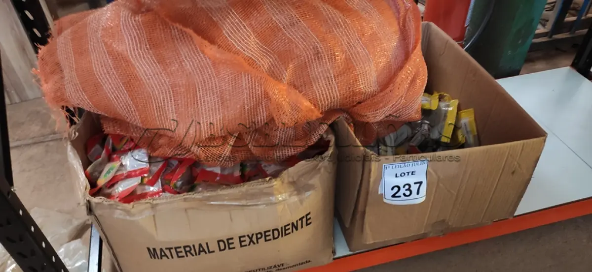 LOTE 237 - 01 LOTE COM GRANDE QUANTIDADE DE DIVISORES DE SINAL, INTERRUPTORES E 01 TELA DE PROTEÇÃO PARA OBRAS. (NO ESTADO) ATENÇÃO! FAZER A VISITAÇÃO ANTES DE ARREMATAR, NÃO SABEMOS SE FUNCIONA. LEILÃO NÃO TEM GARANTIA E NEM DEVOLUÇÃO, SUJEITO A POSSÍVEIS AVARIAS VISÍVEIS/OCULTAS E/OU AUSÊNCIA DE COMPONENTES.