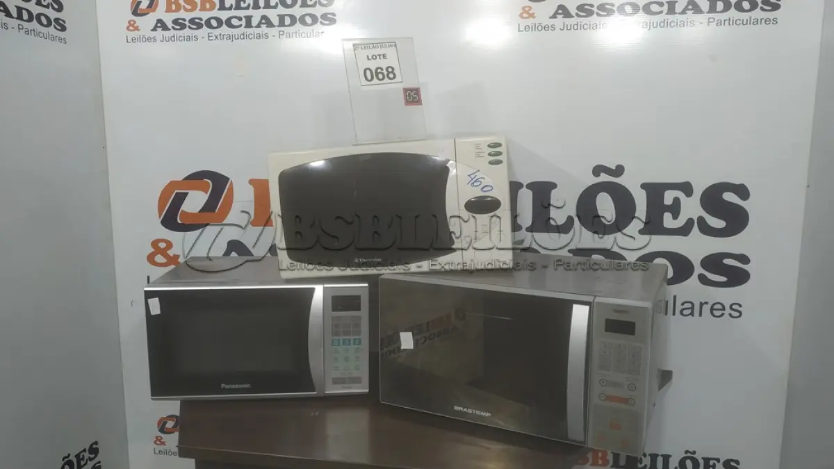 LOTE 068 - 03 MICRO-ONDAS DE MARCAS E MODELOS DIVERSOS. (NO ESTADO) ATENÇÃO! FAZER A VISITAÇÃO ANTES DE ARREMATAR, NÃO SABEMOS SE FUNCIONA. LEILÃO NÃO TEM GARANTIA E NEM DEVOLUÇÃO, SUJEITO A POSSÍVEIS AVARIAS VISÍVEIS/OCULTAS E/OU AUSÊNCIA DE COMPONENTES.