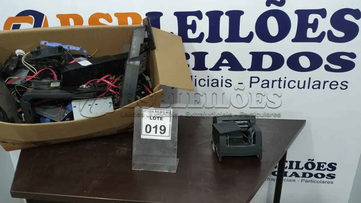 LOTE 019 - 01 LOTE COM DIVERSOS SUPORTES PARA MONITORES CABOS E PERIFÉRICOS DIVERSOS. (NO ESTADO) ATENÇÃO! FAZER A VISITAÇÃO ANTES DE ARREMATAR, NÃO SABEMOS SE FUNCIONA. LEILÃO NÃO TEM GARANTIA E NEM DEVOLUÇÃO, SUJEITO A POSSÍVEIS AVARIAS VISÍVEIS/OCULTAS E/OU AUSÊNCIA DE COMPONENTES.