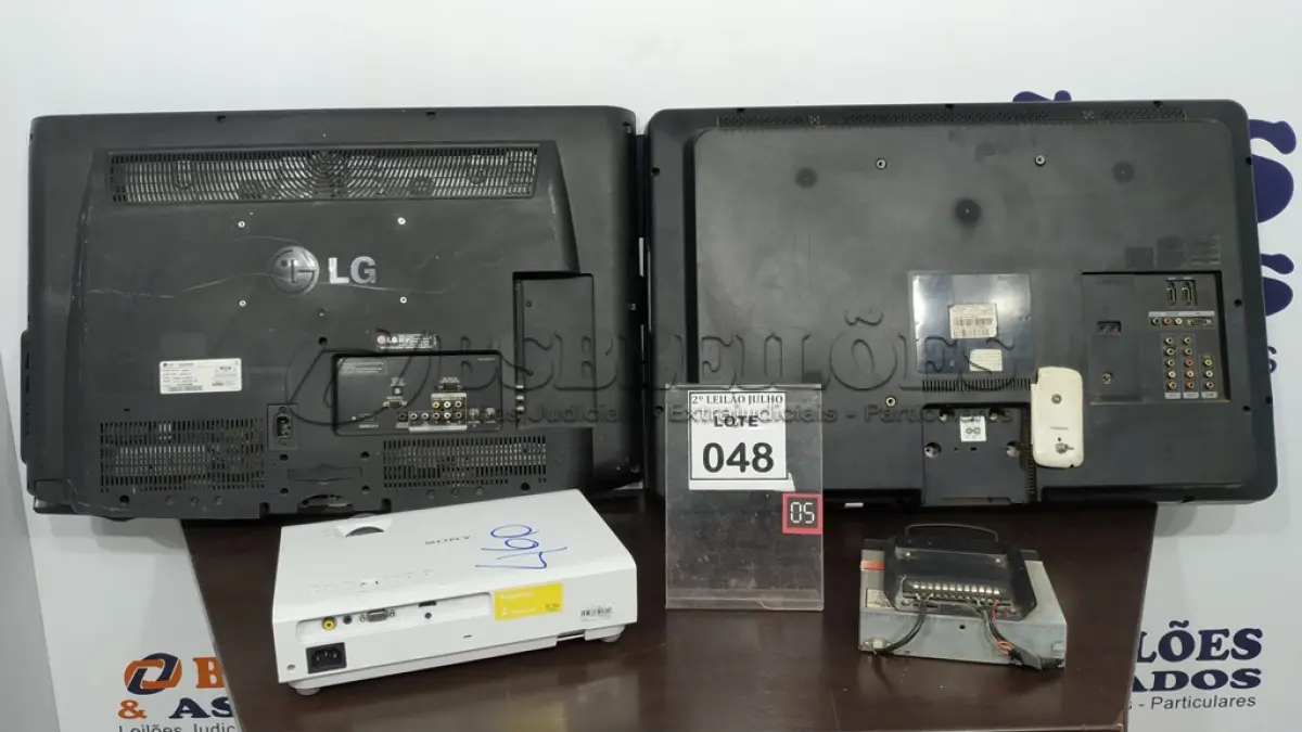 LOTE 048 - 01 TV LCD 32’’ MARCA LG, 01 TV LCD 32’’ MARCA PHILLIPS, 01 PROJETOR MARCA SONY E 01 APARELHO DE SOM PARA CARRO. (NO ESTADO) ATENÇÃO! FAZER A VISITAÇÃO ANTES DE ARREMATAR, NÃO SABEMOS SE FUNCIONA. LEILÃO NÃO TEM GARANTIA E NEM DEVOLUÇÃO, SUJEITO A POSSÍVEIS AVARIAS VISÍVEIS/OCULTAS E/OU AUSÊNCIA DE COMPONENTES.
