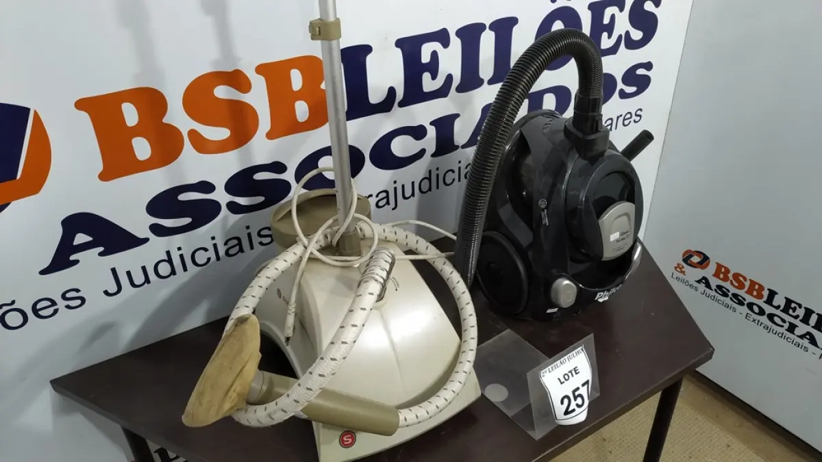 01 ASPIRADOR DE PÓ MARCA PHILCO E 01 VAPORIZADOR DE ROUPAS. (NO ESTADO) ATENÇÃO! FAZER A VISITAÇÃO ANTES DE ARREMATAR, NÃO SABEMOS SE FUNCIONA, LEILÃO NÃO TEM GARANTIA E NEM DEVOLUÇÃO, SUJEITO A POSSÍVEIS AVARIAS VISÍVEIS/OCULTAS E/OU AUSÊNCIA DE COMPONENTES.