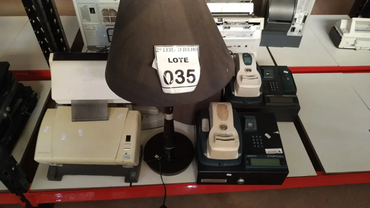 03 SCANNER’S MARCAS E MODELOS DIVERSOS, 02 ABAJURES, 02 RELÓGIOS DE PONTO TELEMÁTICA CODIN. (NO ESTADO) ATENÇÃO! FAZER A VISITAÇÃO ANTES DE ARREMATAR, NÃO SABEMOS SE FUNCIONA. LEILÃO NÃO TEM GARANTIA E NEM DEVOLUÇÃO, SUJEITO A POSSÍVEIS AVARIAS VISÍVEIS/OCULTAS E/OU AUSÊNCIA DE COMPONENTES.